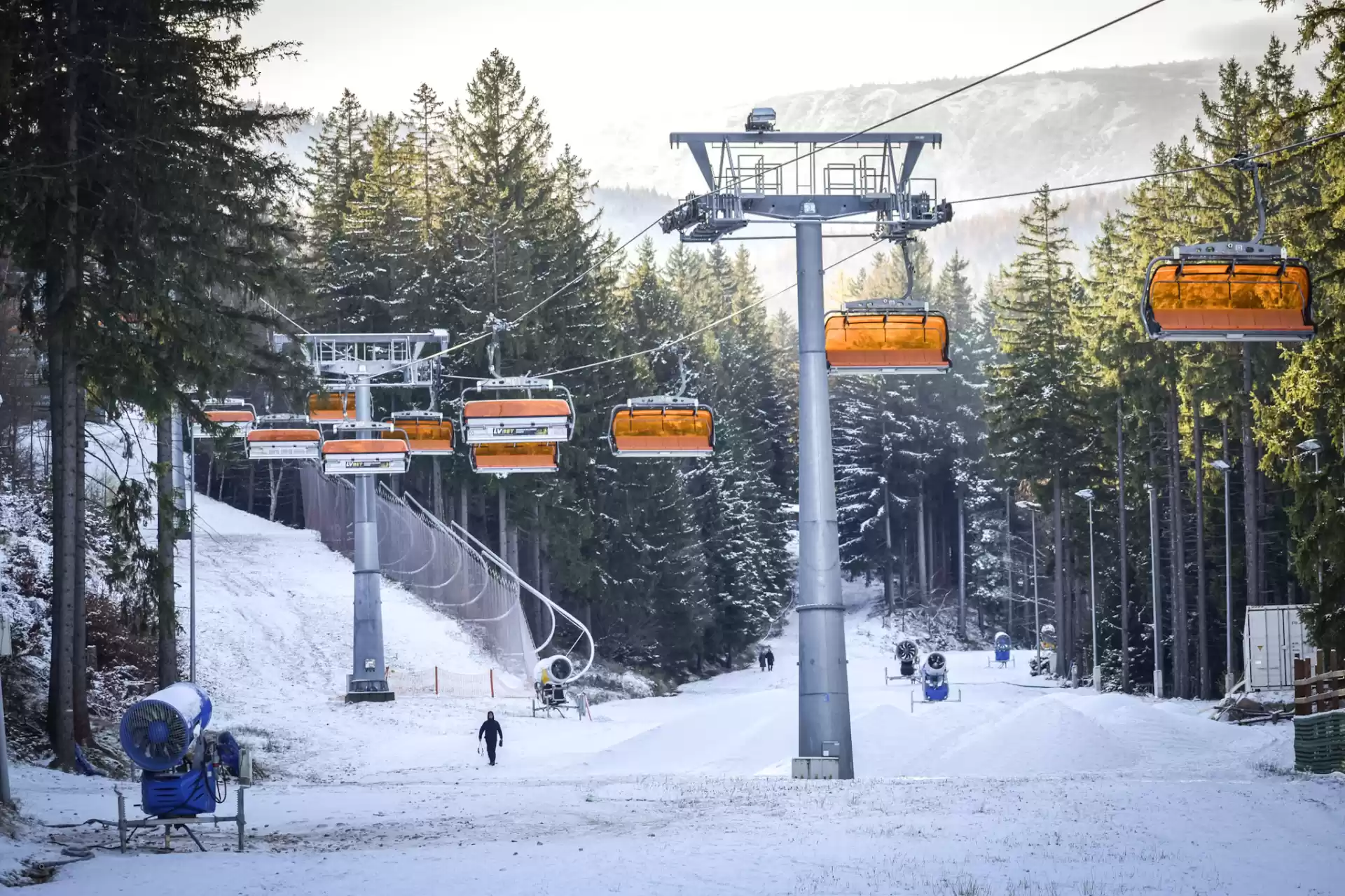 Rozpoczęto naśnieżanie stoków